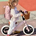Niña montado en la Bicicleta de equilibrio sin pedales Premium rosa