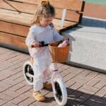 Niña montado en la Bicicleta de equilibrio sin pedales Premium rosa