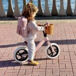 Niña montado en la Bicicleta de equilibrio sin pedales Premium rosa