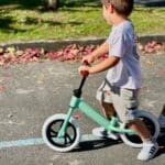 Niño montado en la Bicicleta de equilibrio sin pedales Premium verde menta