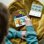Niño jugando con el IQ Twins, juego de lógica para 1 jugador de Ludilo