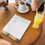 Portada del IMPRIMIBLE comer sano comer bien sobre una mesa, para crear un plato de comida arcoíris llena de verduras y frutas