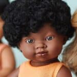 Detalle de la cara de la Muñeca niña africana de 38 cm de Miniland