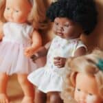 Muñeca niña africana de 38 cm de Miniland con otras muñecas de la marca