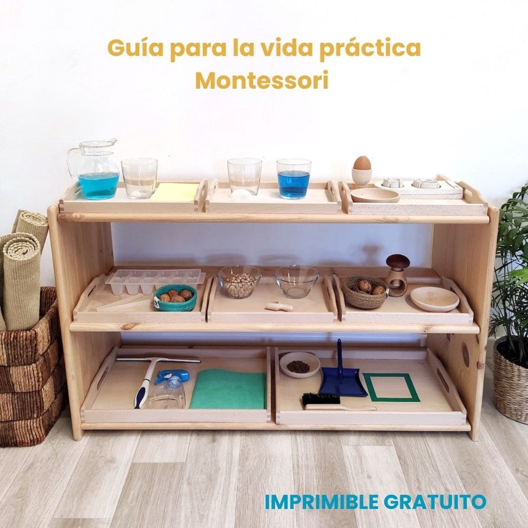 Imprimible guia vida practica montessori alupe Portada para el imprimible Guía de actividades vida practica Montessori donde se ve un espacio preparado con bandejas para la vida práctica
