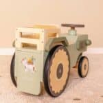 imagen de la parte trasera donde se aprecian más los detalles del Correpasillos andador tractor de madera de Little Dutch
