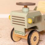 imagen de la parte delantera donde se aprecian más lo detalles del Correpasillos andador tractor de madera de Little Dutch