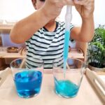 Propuesta de actividad de trasvases líquidos en bandeja para la Vida practica Montessori incluida en ela guía imprimible