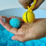 bola de gelatina moldeable en color azul y herramienta sensorial