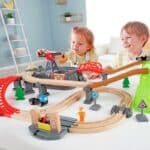 imagen de un niño y una niña jugando con el Circuito de tren bloques de construcción de Hape