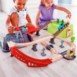 imagen donde se aprecian mejor los detalles de las diferentes piezas del Circuito de tren bloques de construcción de Hape