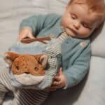 Bebé jugando con el Cubo blandito de actividades Forest Friends Little Dutch
