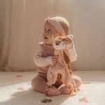 Bebé abrazando al Doudou ciervo de peluche y texturas Fairy Garden de Little Dutch
