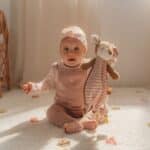 Bebé enseñando el Doudou ciervo de peluche y texturas Fairy Garden de Little Dutch