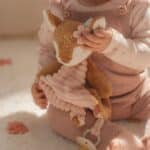 Bebé con el Doudou ciervo de peluche y texturas Fairy Garden de Little Dutch en las manos