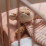 Doudou ciervo de peluche y texturas Fairy Garden de Little Dutch en una cuna
