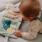 imagen de un bebé jugando y explorando el Libro de tela de actividades Forest Friends