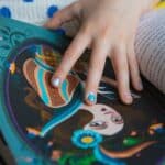 Detalle de una mano con las uñas pintadas con el Pack de 3 pintauñas esmaltes al agua Frozen sweets
