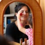 Niño utilizando la Paleta de 3 sombras de ojos ecológica Verano de Namaki con una mujer