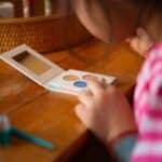 Niño utilizando la Paleta de 3 sombras de ojos ecológica Verano de Namaki