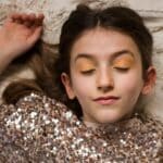 Niña maquillada con la Paleta de 3 sombras de ojos ecológica Otoño de Namaki