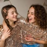 Dos niñas con los ojos maquillados con la Paleta de 3 sombras de ojos ecológica Otoño de Namaki
