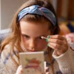 Niña utilizando la Paleta de 3 sombras de ojos ecológica Primavera de Namaki