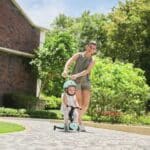 imagen de una mujer llevando a una niña montada en el Patinete evolutivo Globber menta con luces 360 grados