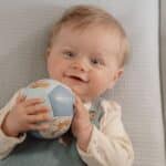 Bebé sonriendo con la Pelota mini blandita Forest Friends de Little Dutch