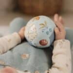 Bebé jugando con la Pelota mini blandita Forest Friends de Little Dutch