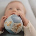 Bebé jugando con la Pelota mini blandita Forest Friends de Little Dutch