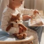 Niño abrazando al Peluche zorro grande 34 cm Forest Friends de Little Dutch