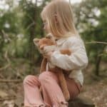 Niña en el bosque abrazando al Peluche zorro grande 34 cm Forest Friends de Little Dutch