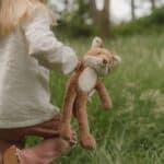 Niña corriendo por el bosque con el Peluche zorro grande 34 cm Forest Friends de Little Dutch en la mano