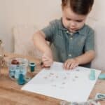 Niño utilizando los Sellos para estampar Forest Friends de Little Dutch