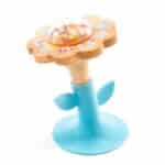 imagen del Sonajero flor de madera con ventosa Djeco en moviento