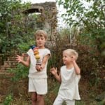 Dos niños jugando a hacer equilibrios con las piezas de la Torre apilable Serendipity de Grapat