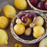 imagen las figuras de la Caja de adornos figuras de Pascua de Grapat entre limones en un cesto