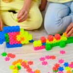 imagen de dos niñas jugando a hacer construcciones con los bloques meli neón