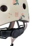 imagen del imagen de portada del Casco melocotón de Liewood XS/44-48CM más al detalle donde se el estampado de los melocotones