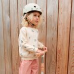 imagen de una niña con el imagen de portada del Casco melocotón de Liewood XS/44-48CM