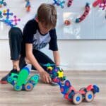 imagen de un niño jugando con la Construcción magnética 72 piezas flexibles Clixo Wheel Pack