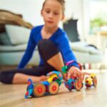 imagen de una niña con una construcción