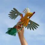 imagen de una mano sosteniendo un ave creado con el pack Construcción magnética 22 piezas flexibles Clixo Tropical Birds