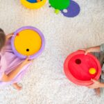 imagen de dos niños jugando con los discos y los bloques