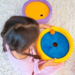 imagen de dos niños jugando con los discos y los bloques