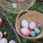 imagen de los Aurora eggs, caja de adornos huevos de pascua de Grapat en una cesta de mimbre con más huevos pintados