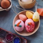 imagen de los adornos junto a huevos de madera pintados a mano