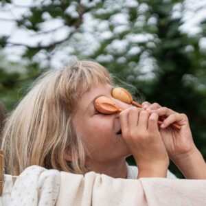 Niña jugando al aire libre con marionetas de madera Grapat