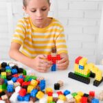 imagen de un niño jugando con los bloques